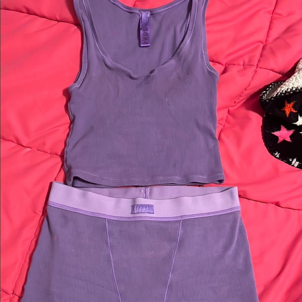 Skims set purple ( Top xs bottom small)